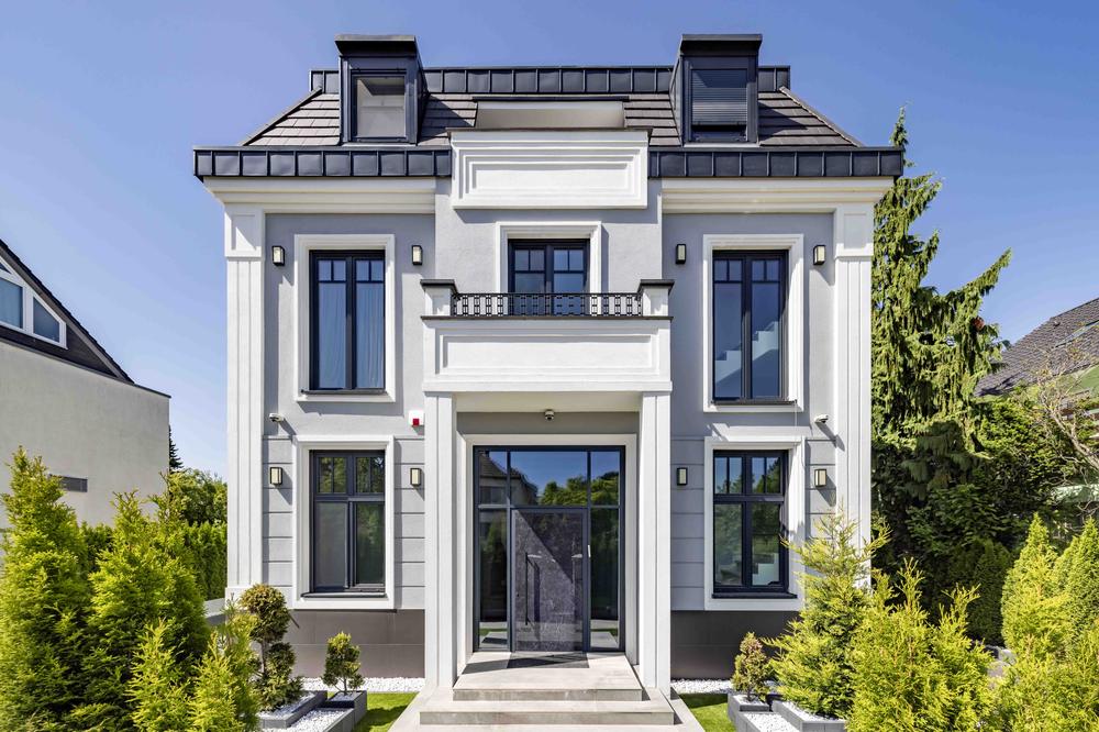 Strassenansicht der Villa Regent
