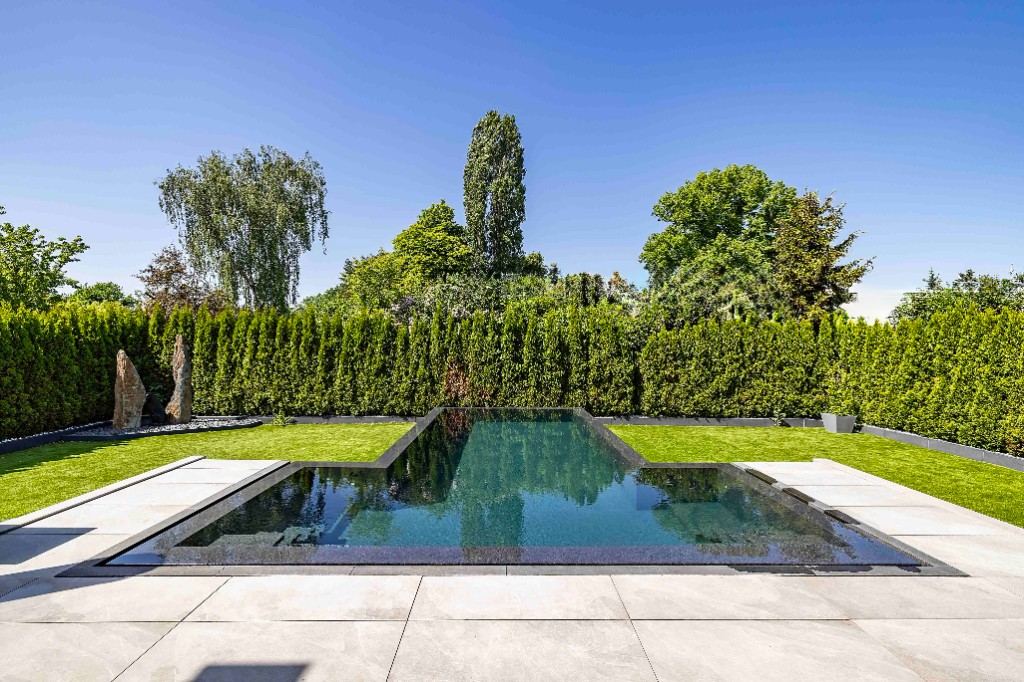 Beheizbarer Infinity-Pool der Villa Regent